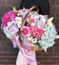 Композиция солнечный день в Горячем Ключе Цветочная композиция из Розы, Хризантемы, Пионы и Лизиантусы в корзине в Горячем Ключе
